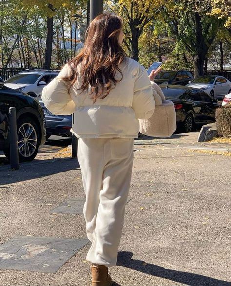 Fall outfit #fall #falloutfit #fashion #outfit #ootd #fallootd #parisian #whitepuffer #whiteoutfit #uggs #uggboots #sweatpants #whiteootd https://www.instagram.com/p/Ckp2jgDO_6m/?igshid=MzRlODBiNWFlZA== Sweatpants Outfit Winter, White Puffer Jacket Outfit, White Sweatpants Outfit, Sweatpants Outfits Winter, White Puffer Jacket, Puffer Jacket Outfit, White Sweatpants, White Puffer, Winter Puffer Jackets