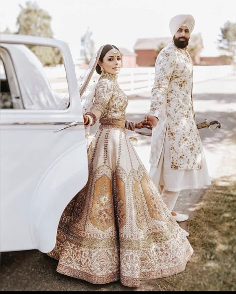 Sikh Wedding Dress, Sikh Couple, Sikh Wedding Photography, Bride Groom Photoshoot, Anand Karaj, Sikh Bride, Indian Wedding Gowns, Punjabi Bride, Bridal Lehenga Collection