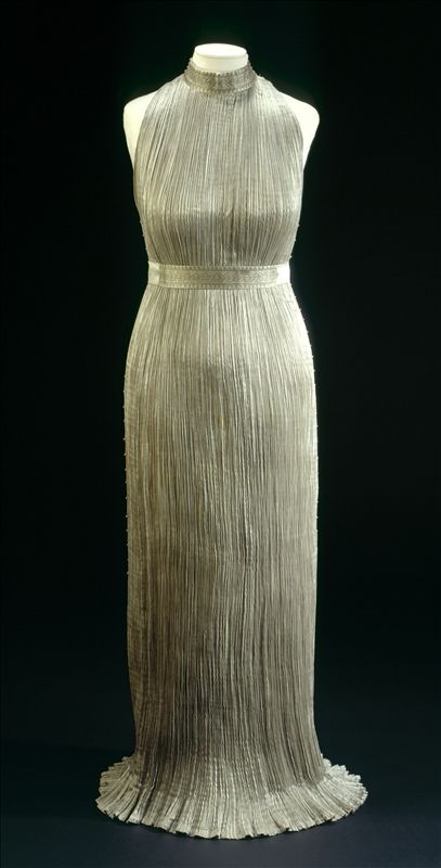 ‘Delphos’ dress , Mariano Fortuny | Palais Galliera | Musée de la mode de la Ville de Paris Fortuny Dress, Fortuny Delphos, Fortuny Pleats, Mariano Fortuny, Isadora Duncan, Dress Name, Spanish Fashion, Natalia Vodianova, 20th Century Fashion