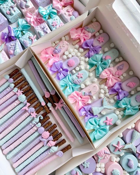 📸 xosimplysweeet [IG] Mermaid Birthday Treats Dessert Tables, Mermaid Sweets Table, Ariel Birthday Party Treats, Mermaid Treat Ideas, Mermaid Chocolate Covered Pretzels, Mermaid Birthday Party Treats, Mermaid Theme Desserts, Under The Sea Treats Dessert Tables, Princess Treats For Birthday