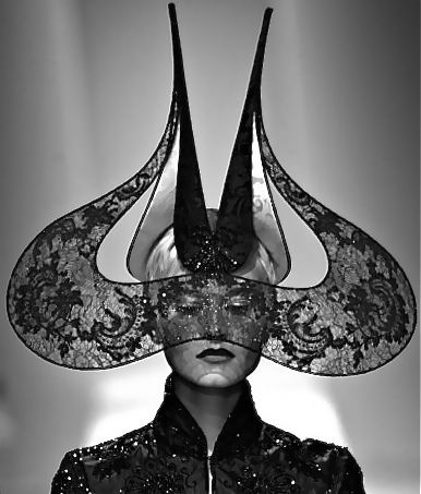 Taking the bull by the horns... #fascinators #hats #millinery Cyberpunk Hair, Topi Vintage, Pola Rok, Philip Treacy Hats, Philip Treacy, Couture Hats, Mad Hatters, Crazy Hats, Venice Film Festival