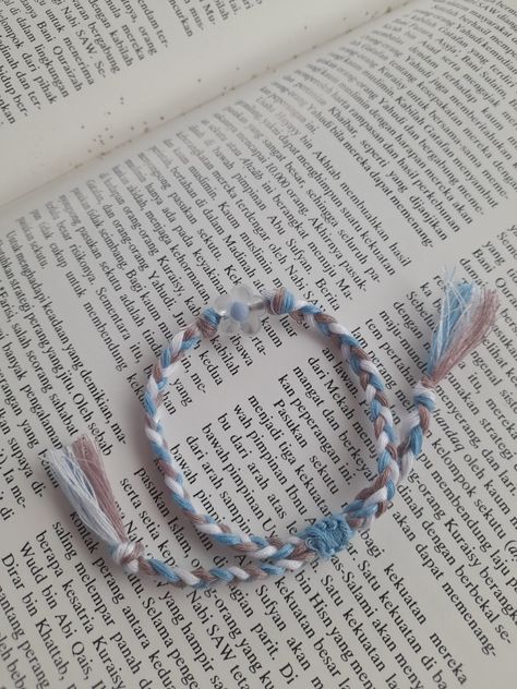 from instagram and tiktok : @endlessbeads_ Bug Juice, Thread Bracelet, Bracelet Craft, Bracelet Craft Diy, Manik Manik, Loom Bracelets, Matching Bracelet, Matching Bracelets, Boho Bracelets