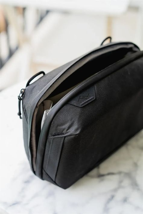 See why the Peak Design Tech Pouch is one of the best tech bags for travel. If you’re wondering if this tech organizer is good for travel and photography, read on. Small Headphones, Tech Organizer, Best Travel Backpack, Design Tech, Tech Pouch, Tech Bag, Backpack Reviews, Everyday Backpack, Peak Design