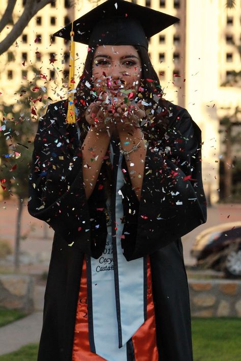 Graduation Photoshoot With Flowers, College Graduation Picture Ideas, College Grad Photoshoot, Masters Graduation Pictures, High School Graduation Pictures, Nursing Graduation Pictures, Cap And Gown Pictures, College Graduation Photoshoot, Masters Graduation