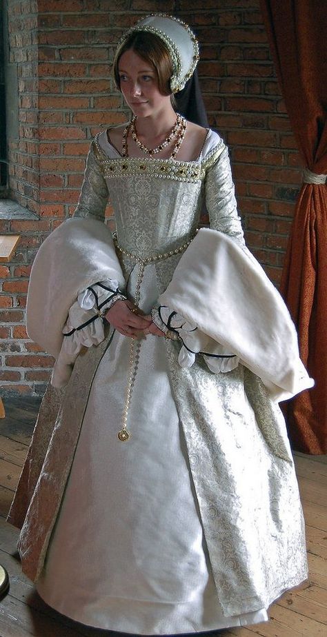 White Tudor gown 1500s Fashion, Catherine Howard, Tudor Gown, 16th Century Fashion, Tudor Dress, Tudor Fashion, Tudor Costumes, Fest Outfits, White Gown