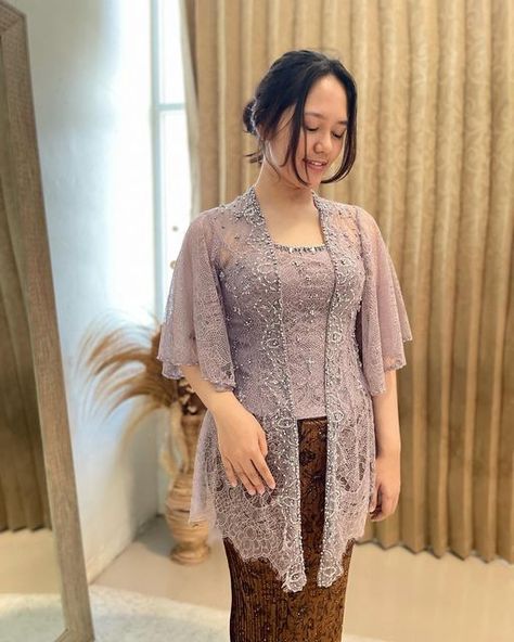 Kebaya Simple, Model Dress Kebaya, Kebaya Lace, Batik Dress Modern, Simple Long Dress, Kebaya Modern Dress, Kebaya Brokat, Kebaya Dress, Traditional Dresses Designs