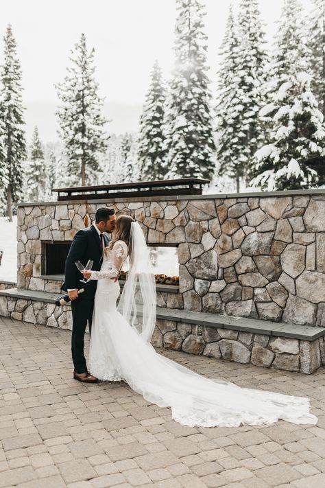 Mountain Winter Wedding Elopement, Winter Wedding Cabin, Snow Winter Wedding, Light Blue Winter Wedding, Snow Wedding Ideas, Winter Wedding Bridal Party, Winter Wedding Outdoor, Christmas Elopement, Tahoe Winter Wedding