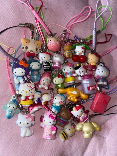 Sanrio Trinkets, Gotochi Charms, Keychains Aesthetic, Gotochi Hello Kitty, Sanrio Charms, Hello Kitty Charms, Kawaii Keychain, Keychain Collection, Toy Keychain