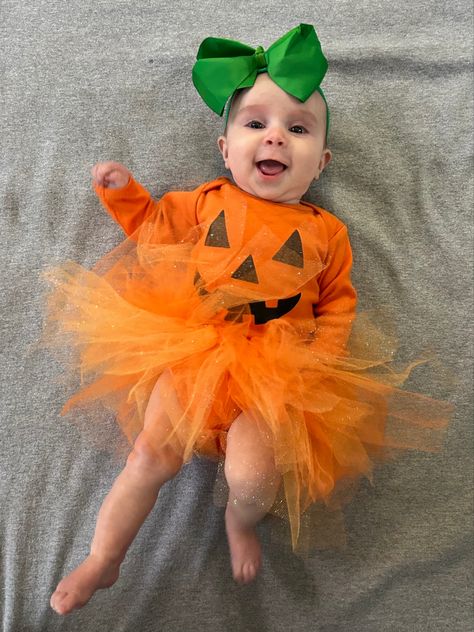 A green bow, pumpkin onesie (homemade or purchased), some tule, and a headband are all it takes to make baby’s first Halloween one for the {scrap}books! Bow Pumpkin, Baby Pumpkin Costume, Pumpkin Onesie, Onesie Costumes, 1st Halloween, Scrap Books, Pumpkin Costume