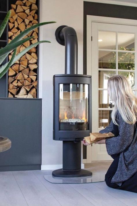 Black wood burning stove Jøtul F 373 Advance with firewood storage in the wall. Modern Wood Stove, Wood Stove Modern, Modern Woodburner, Modern Wood House, Wood Burner Stove, Wood Stove Wall, Small Wood Burning Stove, Wood Burner Fireplace, Wood Burning Stoves Living Room