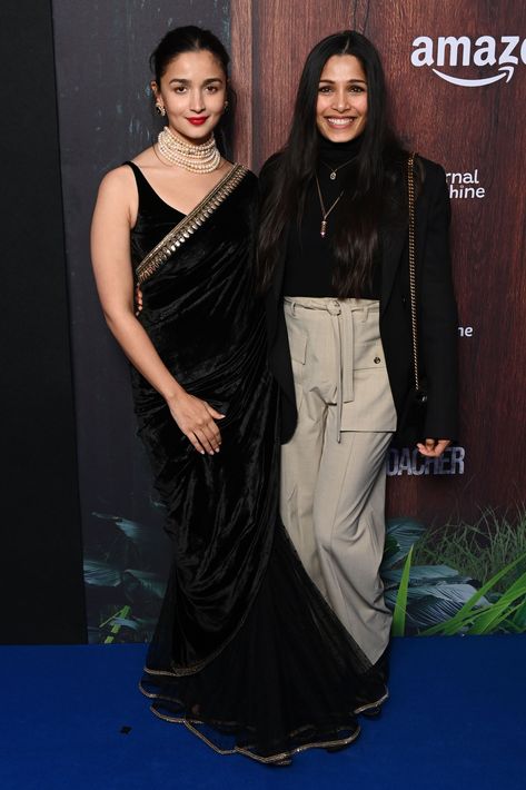 Alia Bhatt's Black Velvet Saree Saga at the Poacher London Screening Black Velvet Saree, Black And White Saree, Hot Pink Prom Dress, Velvet Saree, Saree Hairstyles, Sequin Saree, Indian Bride Outfits, Lehenga Blouse Designs, Modern Saree