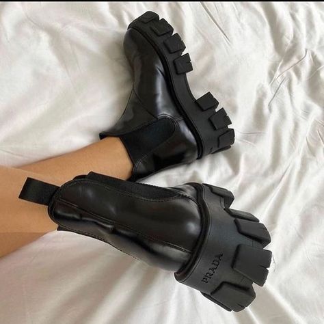 Dr Shoes, Le Happy, Winter Mode, Shoe Inspo, Aesthetic Shoes, Mode Inspo, Chunky Boots, Dream Shoes, Trendy Shoes