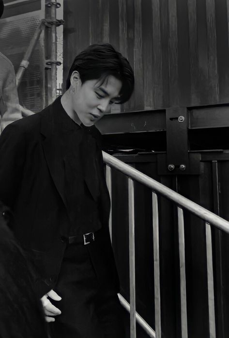 Die For You, Jimin Cool, Jimin In Black, Jimin Style, Jimin Aesthetics, Foto Glamour, Jimin Aesthetic, Jimin Pictures, Jimin Selca