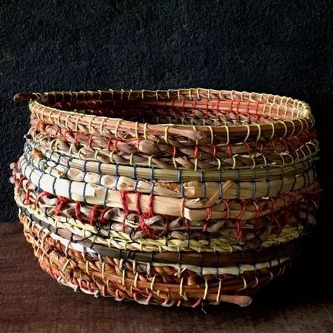 Basket Weaving Diy Tutorials, Cordage Basket, Basket Making Diy, Handmade Baskets Weaving, Weaved Basket, Make A Basket, Contemporary Baskets, Raffia Basket, Making Baskets