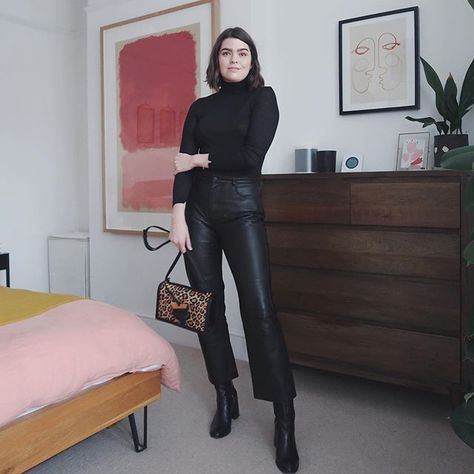 Trousers Outfit Winter, How To Style Leather Pants, Leather Trousers Outfit, Pink Bed Sheets, Pink Bed, Winter Pants Outfit, Leather Pants Outfit, Trouser Outfit, Winter Capsule