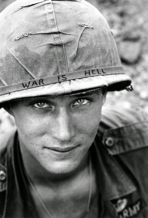 The Story Behind the Iconic Photo of a Soldier Wearing a Hand-Lettered “War is Hell” Slogan on His Helmet during the Vietnam War in 1965 - Rare Historical Photos Air Jordan 1 Outfit Women, Powerful Pictures, Rare Historical Photos, Unknown Soldier, Christopher Robin, Military Photos, Nikola Tesla, History Photos, American Soldiers