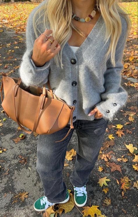 fall outfits, winter outfits, fashion inspo, back to school outfits, classy outfits, old money style, old money outfits, old money aesthetic, fall aesthetic, fall 2023 fashion trends, autumn outfits, capsule wardrobe, timeless fashion, basic, fashion outfits, fashion inspo outfits, fashion trends 2023, fashion killa, jeans outfit, black jeans outfit, basic outfits, basic outfits for school Outfits With Grey Cardigan, Serena And Blair, Grey Jeans Outfit, Scandinavian Outfit, Look Legging, Dark Grey Jeans, Style Parisienne, Skandinavian Fashion, Serena Van Der Woodsen