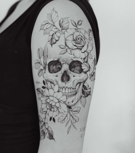 Ivy Tattoos, Pretty Skull Tattoos, Floral Skull Tattoos, Tattoo Crane, Skull Tattoo Flowers, Feminine Skull Tattoos, Flores Tattoo, Bauch Tattoos, Skull Sleeve Tattoos