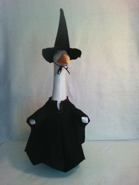 #duck #goose #funny #wizardhat #wizard #animal #cuteanimal #robe #harrypotter Goose Funny, Lawn Goose, Duck Pictures, Lisa Johnson, Cute Ducklings, Funny Duck, Halloween Witches, Animal Pics, Silly Animals