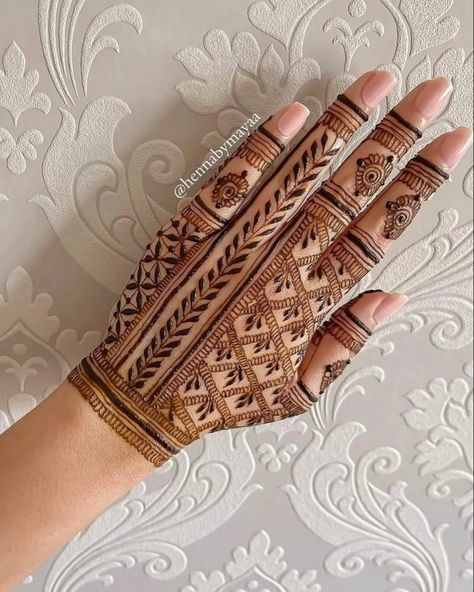 Aesthetic Mehndi Design, Mehendi Design Bridal, Blouse Design Wedding, Mehndi Design Indian, Blouse Design Pattern, Gold Bangle Design, Aesthetic Trousers, Glitter Henna, Aesthetic Mehndi