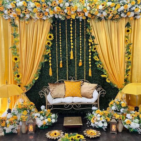 Haldi Decore Idea, Haldi Mendhi Decoration, Haldi Ceremony Setup, Mehandi Setup Decor, Sunflower Ganpati Decoration, Sunflower Indian Wedding Decor, Mehendi Haldi Decor, Sunflower Mehendi Decor, Mehndi And Haldi Decor