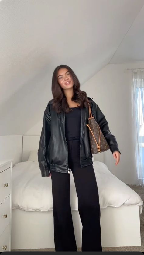 #outfit #outfitoftheday #outfitideas  #outfits #outfitinspo #outfitstyle #winteroutfit #y2koutfit #falloutfit Chic Fall Outfit, Outfits Fashion, Fall Outfit, Fashion Designers, The Worst, Fall Outfits, University, Pants, Trousers