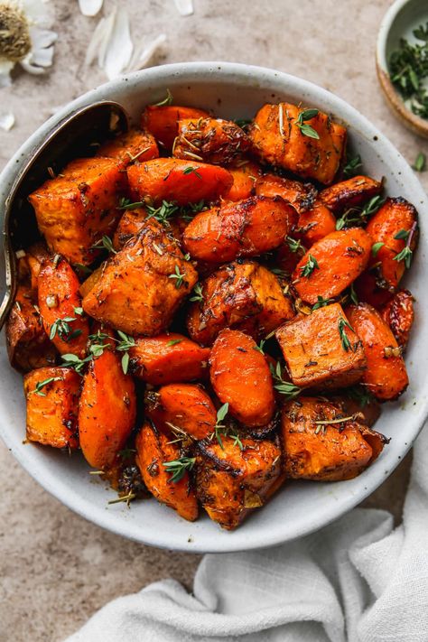 Roasted Sweet Potatoes & Carrots | Walder Wellness, RD Healthy Sweet Potatoes, Makanan Rendah Kalori, Oven Roasted Sweet Potatoes, Plats Healthy, Thanksgiving Side Dish, Pasti Sani, Idee Pasto, Healthy Food Dishes, Thanksgiving Side