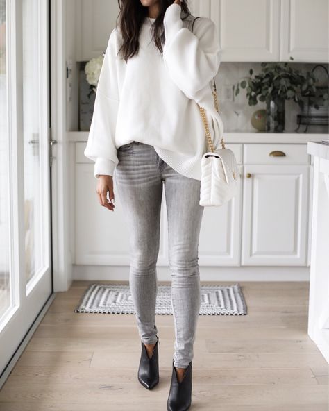 High Waisted Jeans Outfit Winter, White Sweater Outfit Winter, Grey Jeans Outfit, High Waisted Jeans Outfit, White Sweater Outfit, White Oversized Sweater, Winter Sweater Outfits, Jeans Outfit Winter, Outfits Jeans