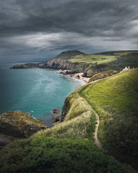 Overlooking Llangrannog beach on the Wales coast path by Jake Pollard Llangrannog Beach, Coastal Photos, Wales Coast, Strange Weather, Visit Wales, Green Country, Wales Uk, Wales England, Planet Earth