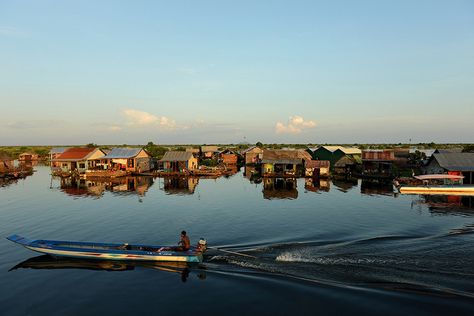 Floating village at Tonle Sap Lake, #Cambodia Kampong Cham, Koh Ker, Floating Village, Tonle Sap, Laos Travel, Floating Garden, Cambodia Travel, Mangrove Forest, Siem Reap Cambodia