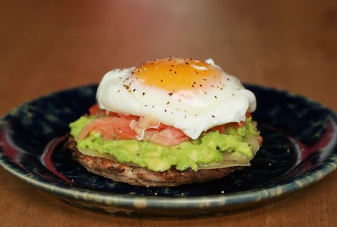 Add smoked salmon to a stack of avocado, fried egg, and a whole grain English muffin. | 27 Foods To Eat At Suhoor That Release Energy Throughout The Day During Ramadan Sahoor Ideas, Ramadan Meals, Avocado Smoked Salmon, Ramadan Ideas, Scrambled Eggs With Spinach, Whole Wheat Bagel, Whole Wheat Muffins, Ramadan Food, Release Energy