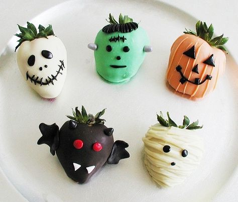 Oh my goodness how cute are these for Halloween     Halloween Strawberries 4 by erin_1982, via Flickr Halloween Chocolate Covered Strawberries, Snack Halloween, Edible Ideas, Spooky Basket, Recetas Halloween, Photobooth Ideas, Halloween Punch, Halloween Fruit, Image Halloween