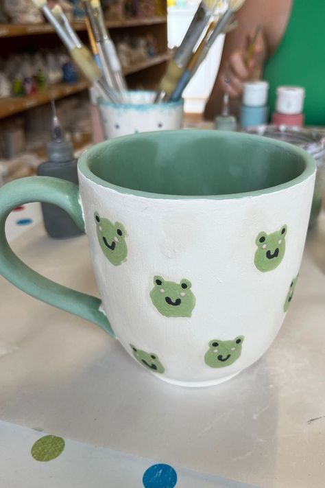 Aesthetic Pottery Painting, Aesthetic Pottery, Diy Mug Designs, Frog Mug, Mug Aesthetic, Ceramic Cafe, Diy Pottery Painting, Pottery Patterns, Painted Pots Diy