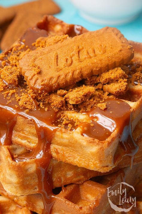 Biscoff Waffles Recipe Stroopwaffle Recipes, Biscoff Sauce Recipe, Cookies And Cream Waffles, Biscoff Waffles, Waffle Dessert Ideas, Flavored Waffles, Liege Waffles Recipe, Dessert Night, Biscoff Recipes