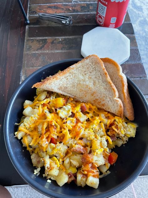 breakfast eggs, bacon, hashbrowns, peppers, with a side of toast! Breakfast Diner Aesthetic, Breakfast Diner, Breakfast Scramble, Diner Aesthetic, Food Babe, Bon Appetite, Calorie Deficit, Breakfast Items, Food Inspo