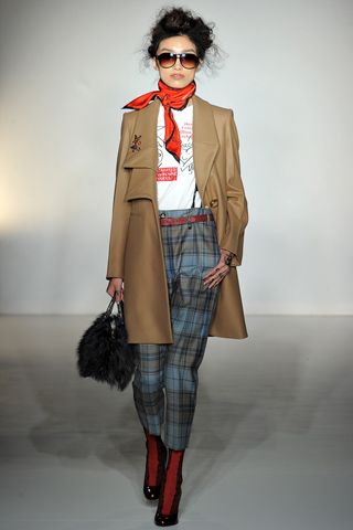 vivienne westwood rtw a/w 2012 Vivian Westwood, Stile Casual Chic, Vivienne Westwood Red, Fashion Week Runway, Eclectic Fashion, Red Label, Plaid Pants, Mode Inspo, Vogue Paris