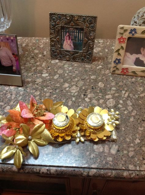 Gold coins!! Gold Coin Packing Ideas For Wedding, Gold Coin Gift Packing Ideas, Coin Decoration Ideas For Wedding, Coin Packing Ideas For Wedding, Coin Decoration Ideas, Coin Packing Ideas, Packing Ideas For Wedding, Corner Deco, Decoration Ideas For Wedding