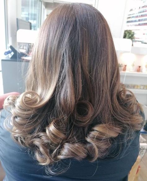 curled layered caramel baylage hair, may hair inspo, summer hair inspiration Hair Inspo Summer, Summer Hair Inspiration, Curled Hairstyles For Medium Hair, Baylage Hair, Brown Hair Inspo, Hair Streaks, Hairstyles For Layered Hair, Blowout Hair, Hair Stylies