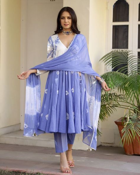 Tie Died Outfits Indian Kurti, Tie And Dye Anarkali Dresses, Tie And Die Dresses Styles, Tie Dye Kurti Designs Latest, Tie And Dye Kurti Design, Shibori Kurti, Tie And Die, Long Blouse Designs, Stylish Kurtis Design