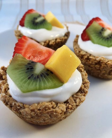 2 cups rolled oats 1/2 cup creamy peanut butter 2 tablespoons honey 1/4 cup egg whites Granola Yogurt Cups, Granola Cups, Oats Peanut Butter, Sunflower Butter, Peanut Butter Oats, Organic Peanut Butter, Yogurt And Granola, Fruit Cups, Yogurt Cups