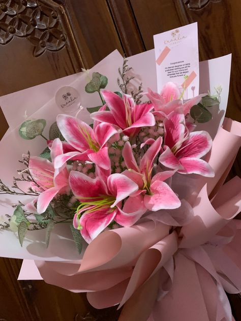 #Beautiful #lily #💕 Lili Flowers, Lily Flower Bouquet, Lilies Bouquet, Luxury Flower Bouquets, Lily Bouquet, Flower Gift Ideas, Stargazer Lily, Lily Bloom, Book Flowers