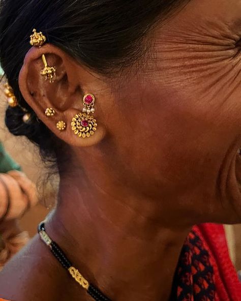 Indian Helix Earring, North Karnataka Jewellery, Helix Piercing Indian, Desi Ear Piercings, Indian Piercing Ear, Bugadi Ear Piercing, Indian Ear Piercing, Bugadi Earrings, Nose Piercing Indian