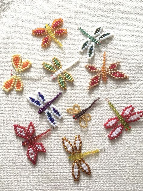 Cool Beading Ideas, Seed Beads Crafts, Cute Bead Embroidery, Small Bead Crafts, Dragonfly Bead Pattern, Embroidered Beads On Clothes, Bead Embroidery Beginner, Beaded Things To Make, Fish Bead Embroidery