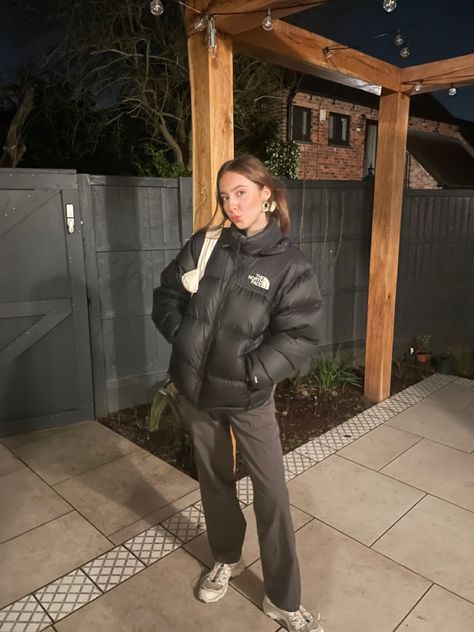 Northface Nuptse Jacket Outfit, North Face Puffer Jacket Aesthetic, Nuptse Jacket Outfit, The North Face Outfit, Puffer Jacket Aesthetic, North Face Puffer Jacket Outfit, Doudoune The North Face, Helly Hansen Jacket, Puffer Jacket Outfit