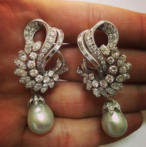 Mihir sagar Diamond Earrings Indian, Real Diamond Earrings, Diamond Jewelry Designs, Pearl And Diamond Earrings, Gold Earrings Designs, Fabulous Jewelry, Gold Jewelry Fashion, Ear Jewelry, Jewelry Patterns