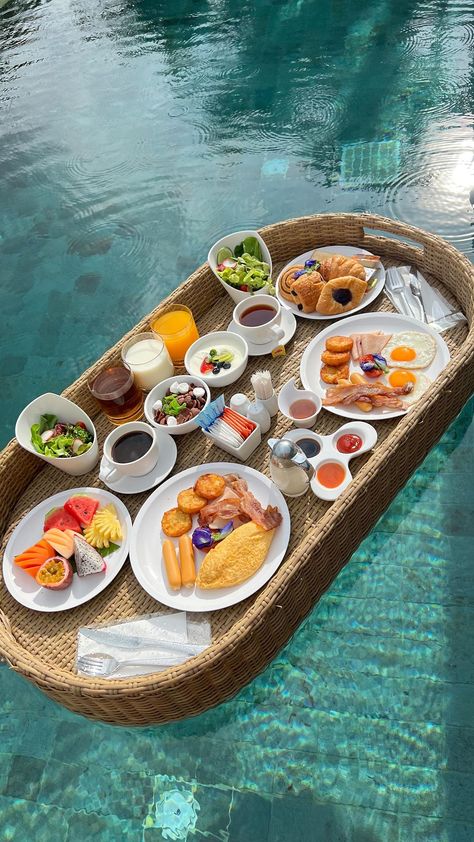 Floating Breakfast In Pool, Floating Breakfast Aesthetic, Floating Breakfast In Bali, Nice Food Pictures, Summer Breakfast Ideas Healthy, Breakfast In Pool, Food On The Beach, Resort Breakfast, Breakfast By The Pool