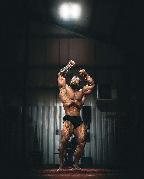 Chris Bumstead on Instagram: “This year is going to be something special. 📸 @calvinyouttitham” Zyzz Pose, Arnold Schwarzenegger Gym, Bodybuilding Photography, Chris Bumstead, Arnold Schwarzenegger Bodybuilding, Fitness Studio Training, Schwarzenegger Bodybuilding, Gym Photography, Gym Wallpaper