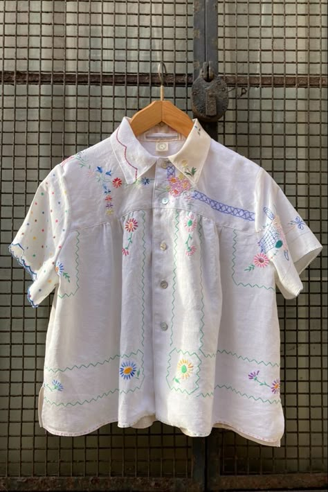 Handmade Shirts Design, Button Up Embroidery, Embroidered Button Down, Cool Button Up Shirts, Shirt Sewing Ideas, Cute Sewing Projects Clothes, Diy Button Up Shirt, Embroidered Shirt Ideas, Hand Sewing Clothes