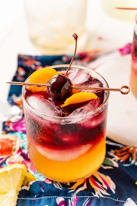 This New York Sour recipe is perfect for fans of sour cocktails! It’s made with Sour Mix, whiskey, a twist of orange, and a layer of red wine that floats on top! Sour Cocktails, Whiskey Drinks Recipes, Whiskey Sour Recipe, New York Sour, Gastro Pubs, Sour Mix, Sour Cocktail, Ice Wine, Best Cocktail Recipes