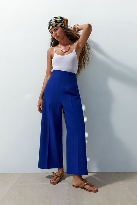 Zara Blue Pants Outfit, Blue Culottes Outfit, Outfits Pantalon Azul, Dubai Fashion Women Street Styles, Perfume Styling, Culotte Outfit, Bright Blue Pants, Style Jupe, How To Style Culottes